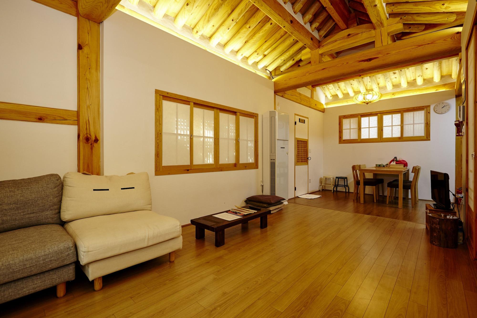 Hanok 24 Gyeongbokgung Guest house